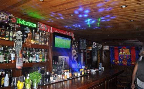 Hooligans Bar .